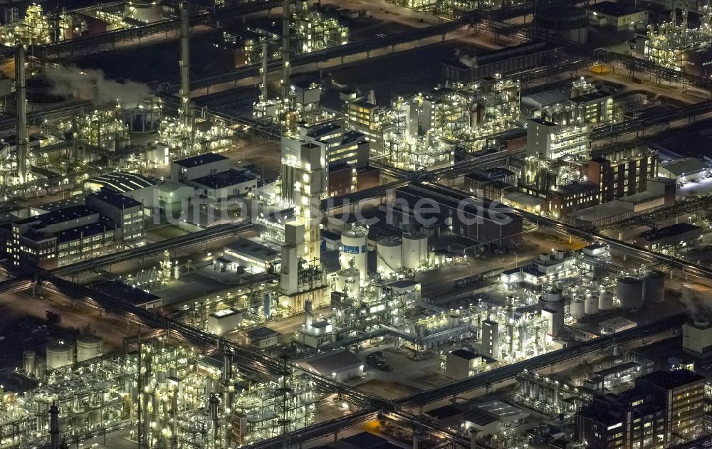 Marl bei Nacht aus der Vogelperspektive: Nachtluftbild von den Anlagen des Chemiepark Marl (ehemals Chemische Werke Hüls AG) im Ruhrgebiet im Bundesland Nordrhein-Westfalen NRW