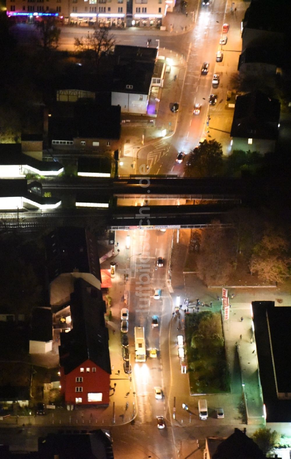 Nacht-Luftaufnahme Berlin - Nachtluftbild von Bahnhofsgebäude und Gleisanlagen des S-Bahnhofes Berlin-Mahlsdorf im Ortsteil Mahlsdorf in Berlin