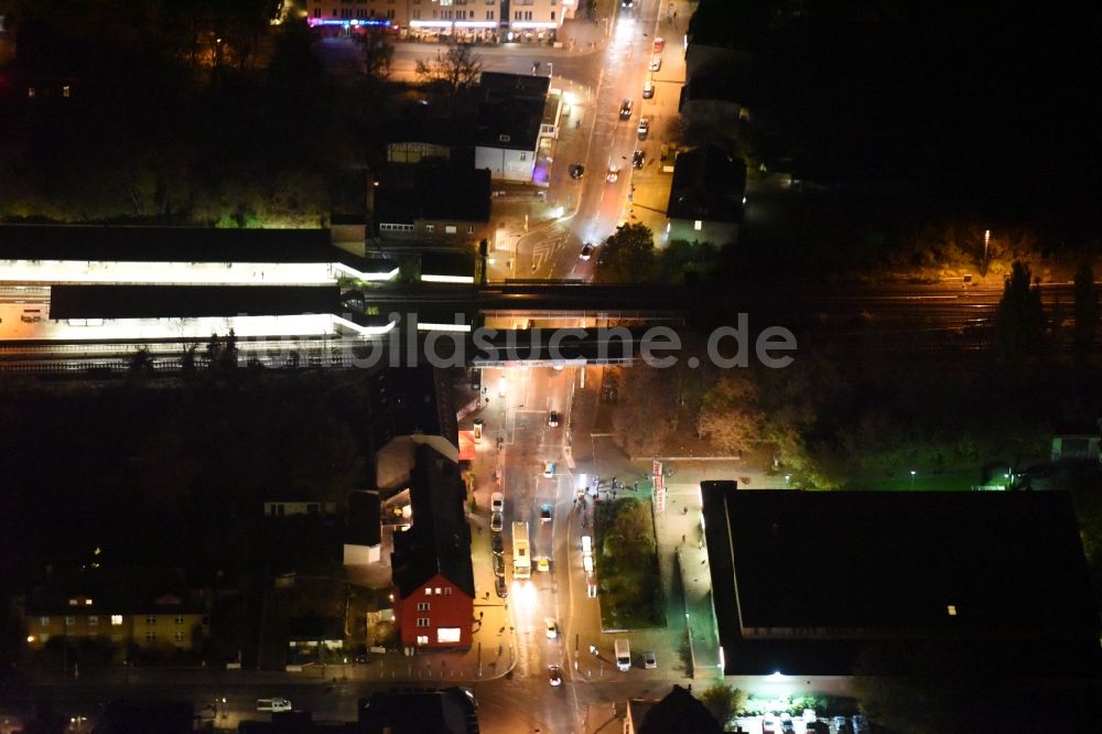 Berlin bei Nacht von oben - Nachtluftbild von Bahnhofsgebäude und Gleisanlagen des S-Bahnhofes Berlin-Mahlsdorf im Ortsteil Mahlsdorf in Berlin