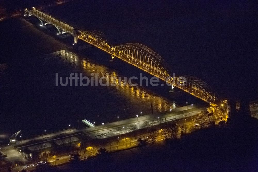 Nachtluftbild KÖLN - Nachtluftbild von den Bögen der Südbrücke der Rheinbrücken über den Rhein in Köln im Bundesland in Nordrhein-Westfalen