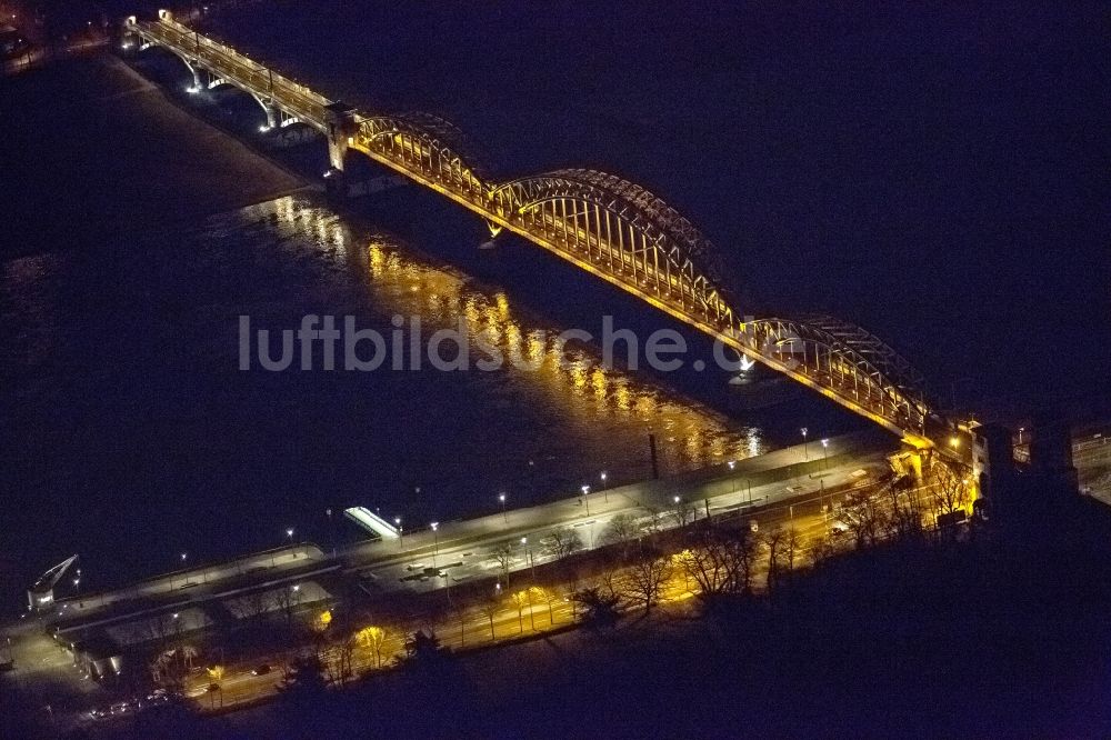 Nacht-Luftaufnahme KÖLN - Nachtluftbild von den Bögen der Südbrücke der Rheinbrücken über den Rhein in Köln im Bundesland in Nordrhein-Westfalen