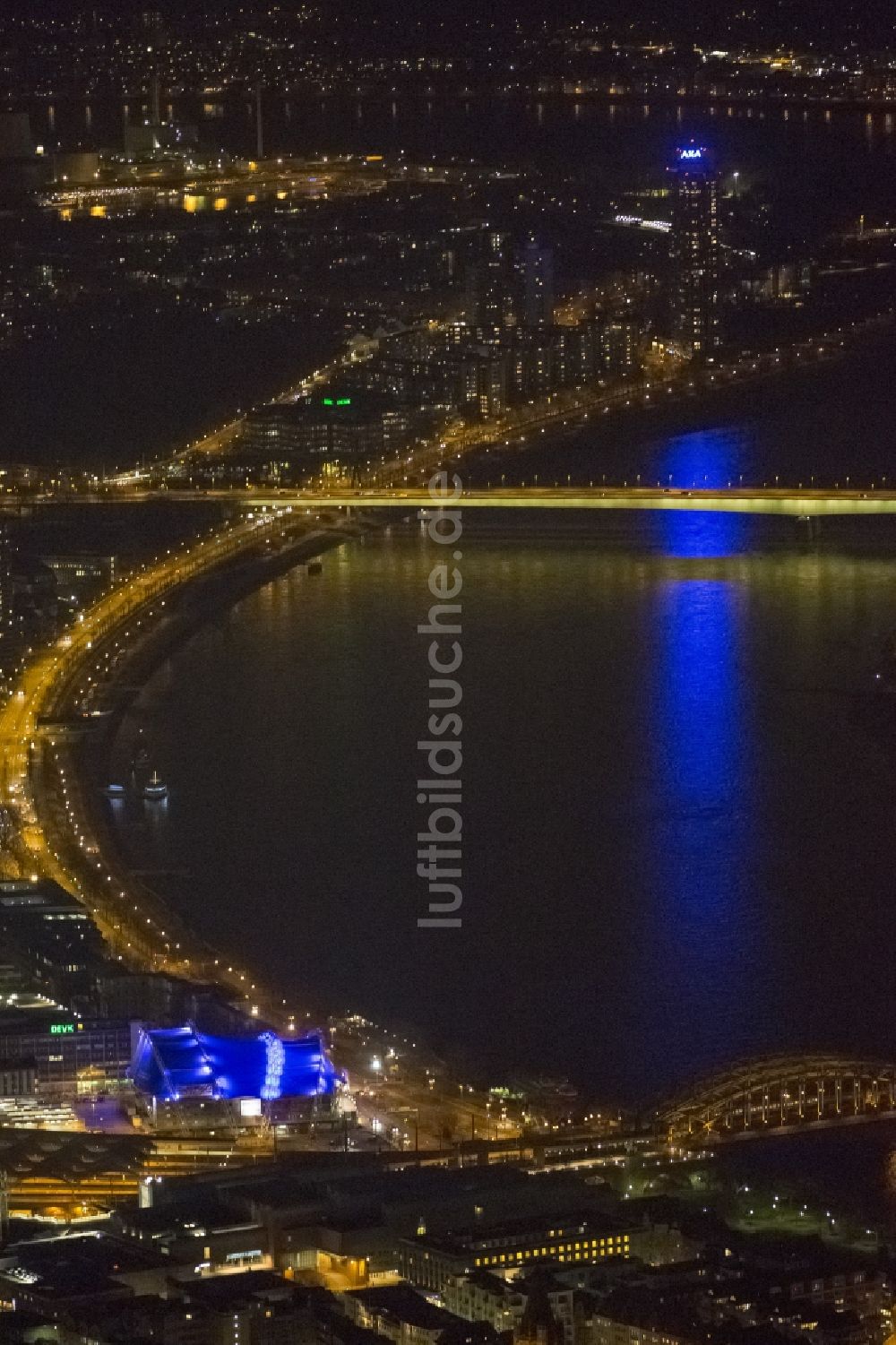 KÖLN bei Nacht von oben - Nachtluftbild von den Bögen der Südbrücke der Rheinbrücken über den Rhein in Köln im Bundesland in Nordrhein-Westfalen