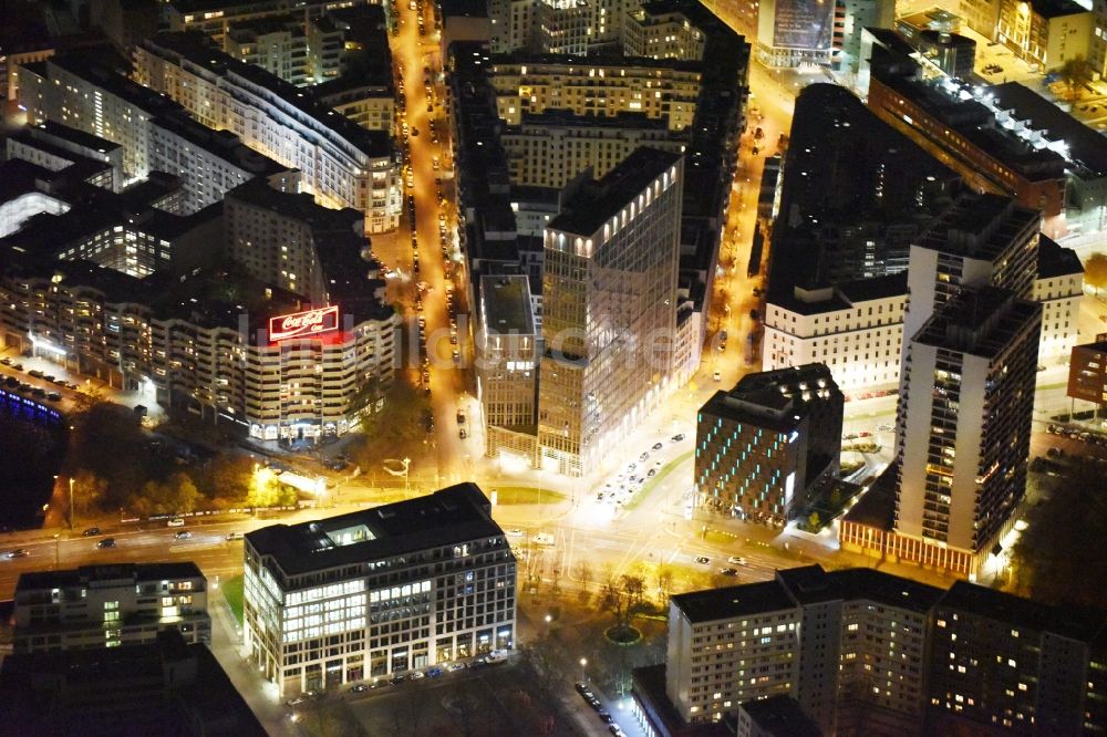 Nacht-Luftaufnahme Berlin - Nachtluftbild von Bürogebäuden und Geschäftshäuser Axel-Springer-Straße - Leipziger Straße in Berlin