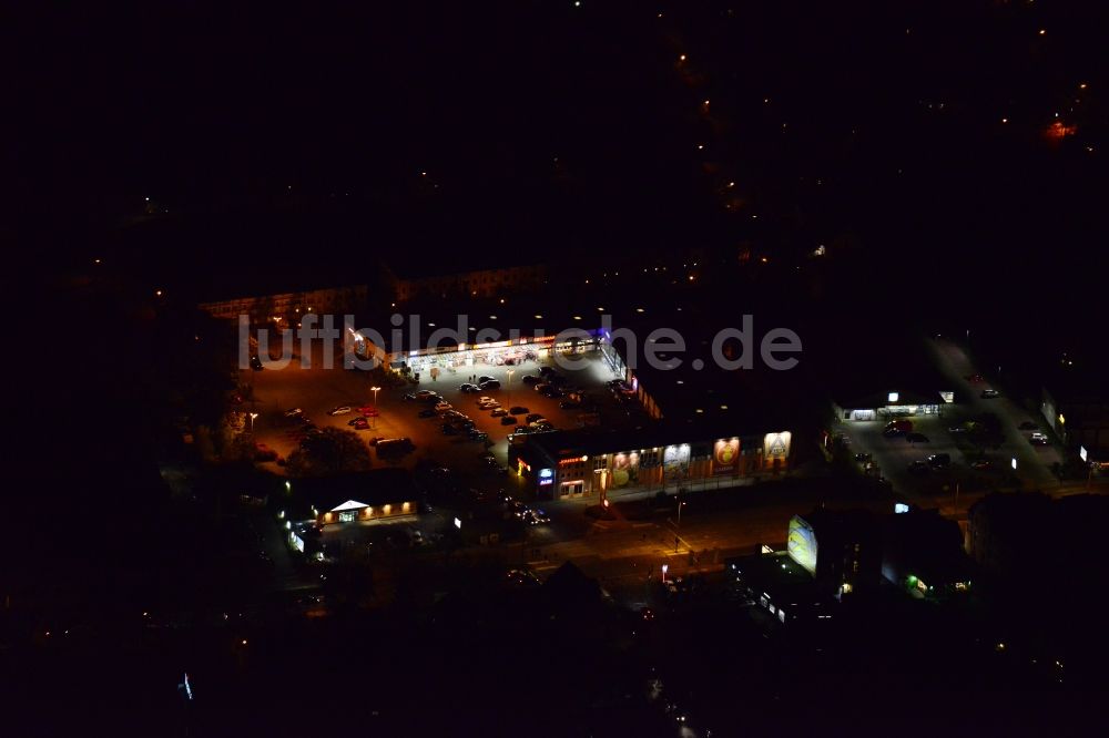 Berlin Kaulsdorf bei Nacht von oben - Nachtluftbild von einem Einkaufszentrum im Ortsteil Kaulsdorf in Berlin