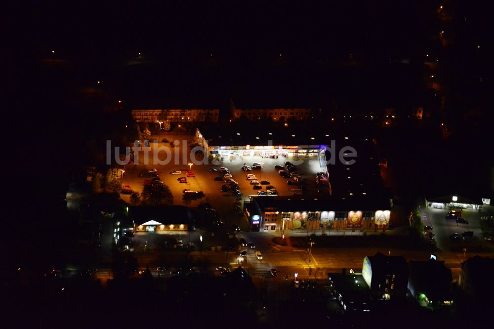 Berlin Kaulsdorf bei Nacht aus der Vogelperspektive: Nachtluftbild von einem Einkaufszentrum im Ortsteil Kaulsdorf in Berlin