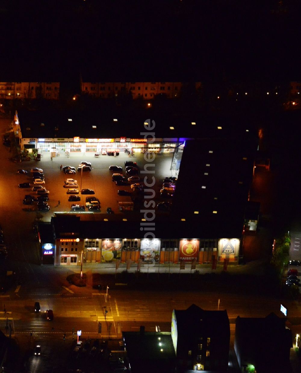 Nachtluftbild Berlin Kaulsdorf - Nachtluftbild von einem Einkaufszentrum im Ortsteil Kaulsdorf in Berlin