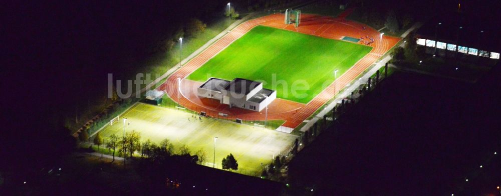 Nacht-Luftaufnahme Potsdam - Nachtluftbild von einem Sportplatz in Potsdam im Bundesland Brandenburg