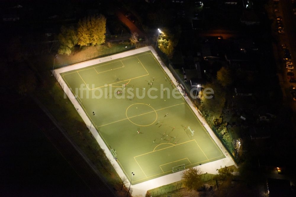 Nachtluftbild Berlin - Nachtluftbild von einer Fußball- Sportplatz- Anlage des Köpenicker-SC e.V. im Stadtteil Köpenick in Berlin