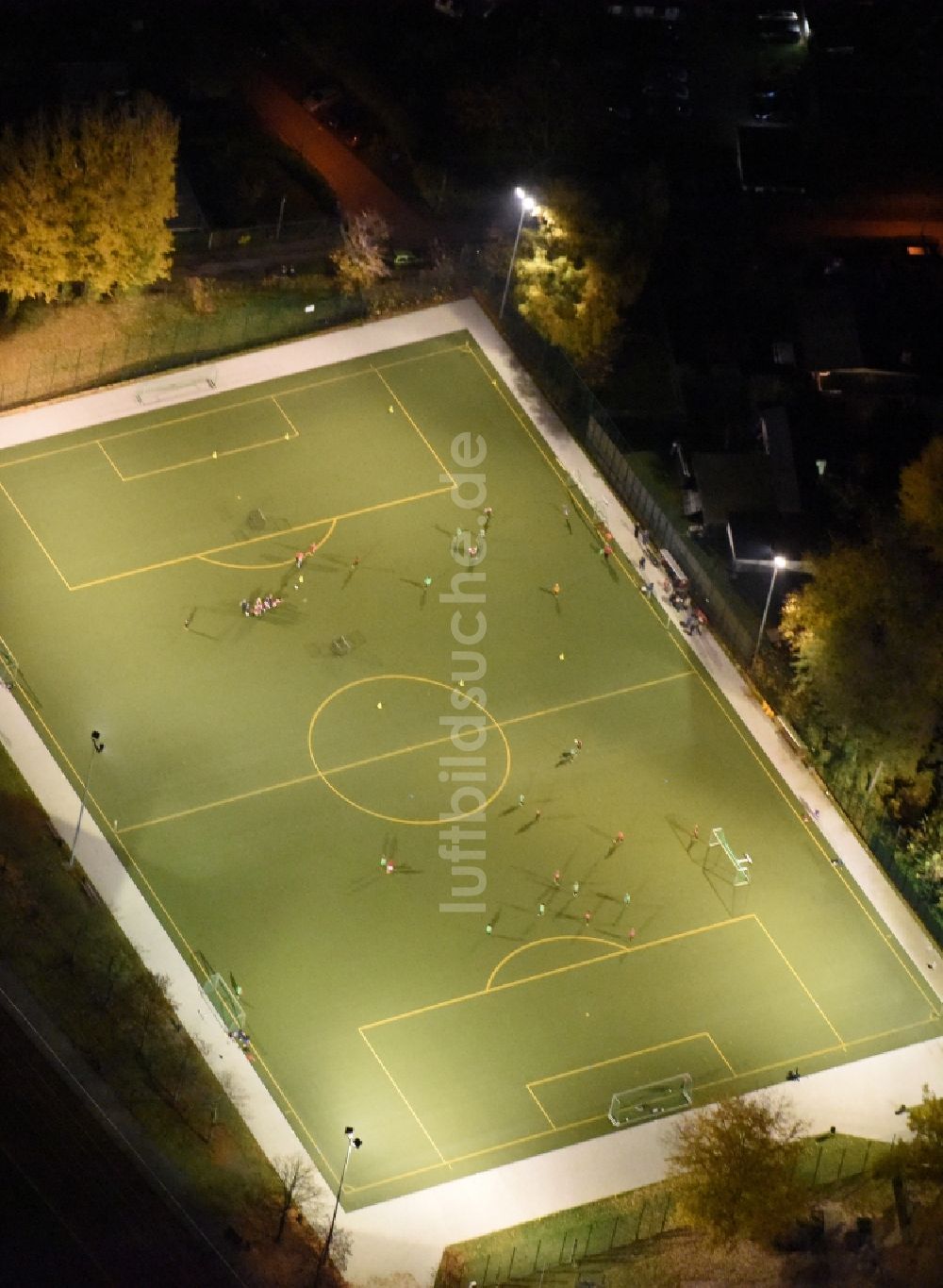 Nacht-Luftaufnahme Berlin - Nachtluftbild von einer Fußball- Sportplatz- Anlage des Köpenicker-SC e.V. im Stadtteil Köpenick in Berlin