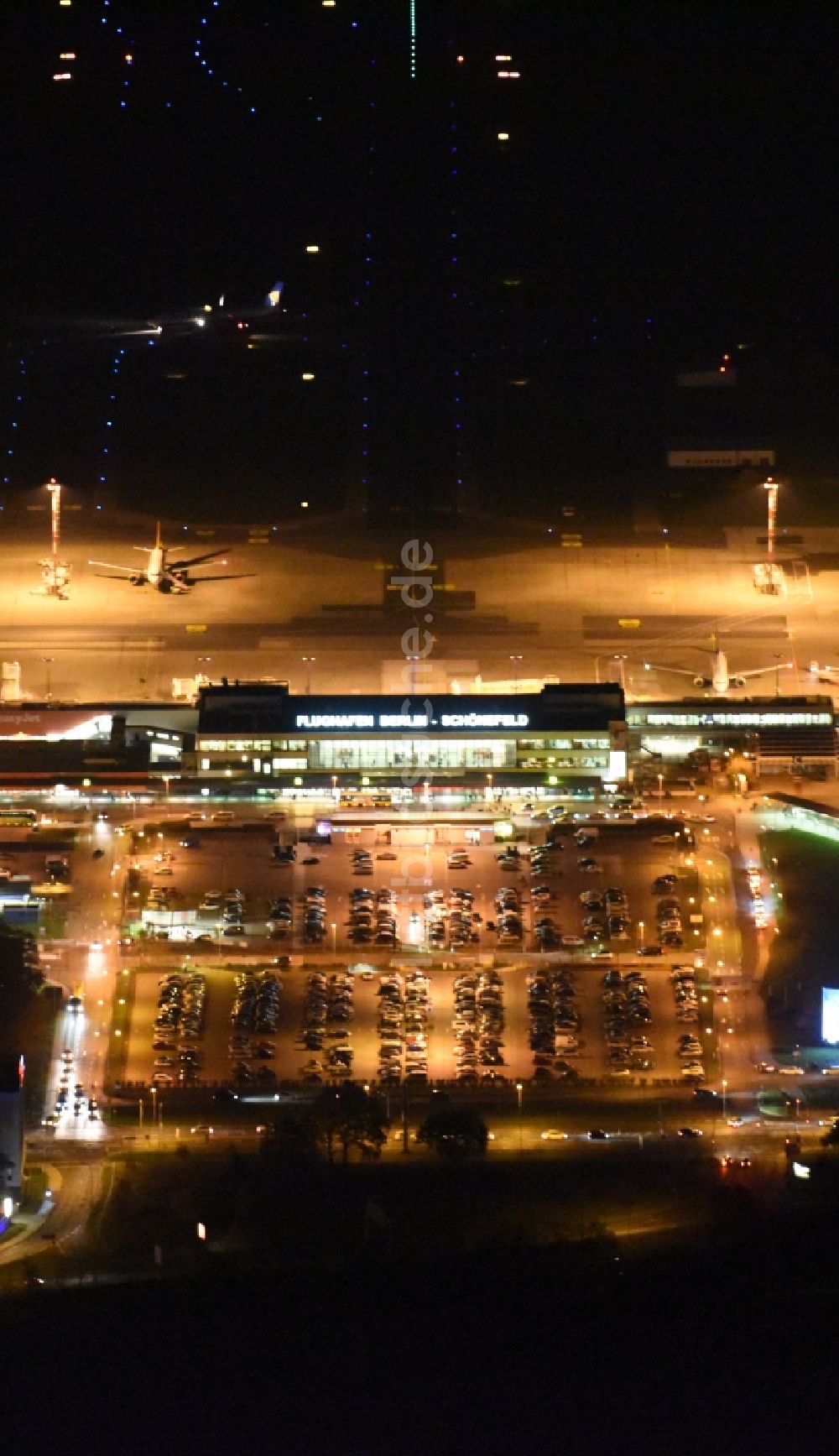 Schönefeld bei Nacht aus der Vogelperspektive: Nachtluftbild von Gelände und Hauptgebäude des internationalen Verkehrs- Flughafen Berlin-Schönefeld SXF in Schönefeld im Bundesland Brandenburg