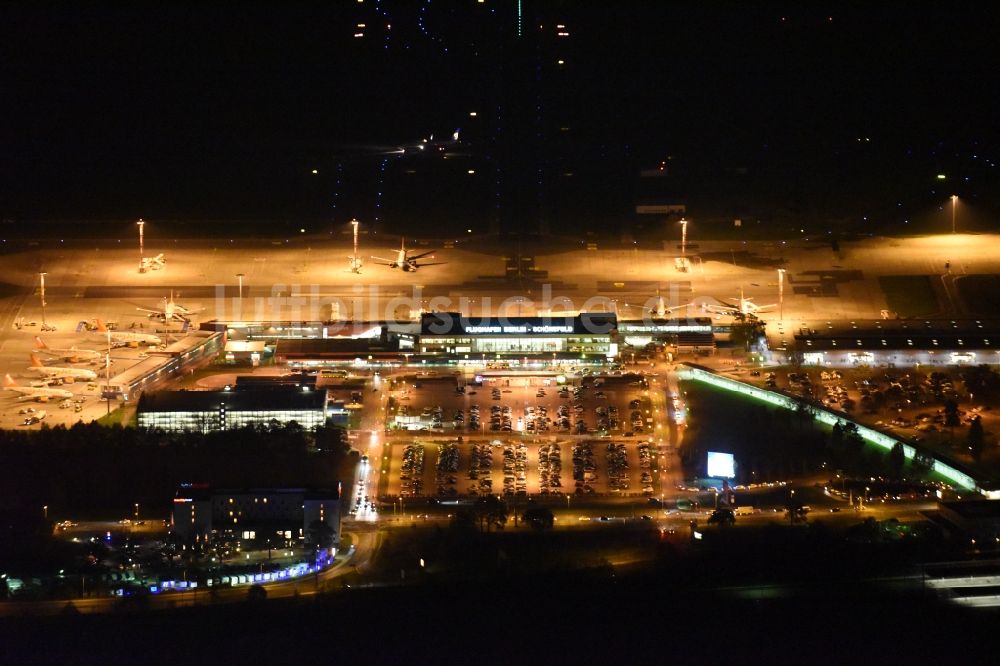 Nachtluftbild Schönefeld - Nachtluftbild von Gelände und Hauptgebäude des internationalen Verkehrs- Flughafen Berlin-Schönefeld SXF in Schönefeld im Bundesland Brandenburg