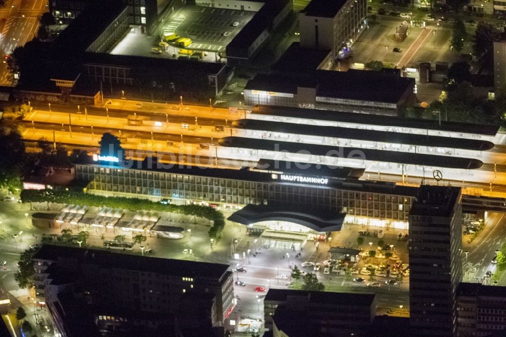 Bochum bei Nacht aus der Vogelperspektive: Nachtluftbild von Hauptbahnhof Bochum im Bundesland Nordrhein-Westfalen NRW