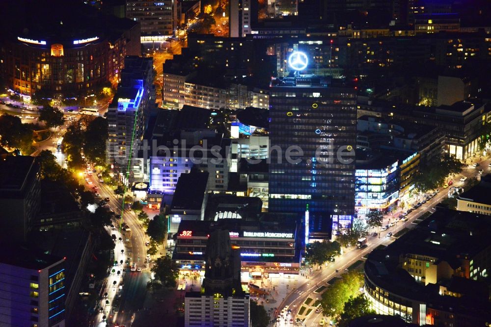 Berlin bei Nacht aus der Vogelperspektive: Nachtluftbild von illuminierten Gebäuden in der City West am Breitscheidplatz in Berlin Charlottenburg