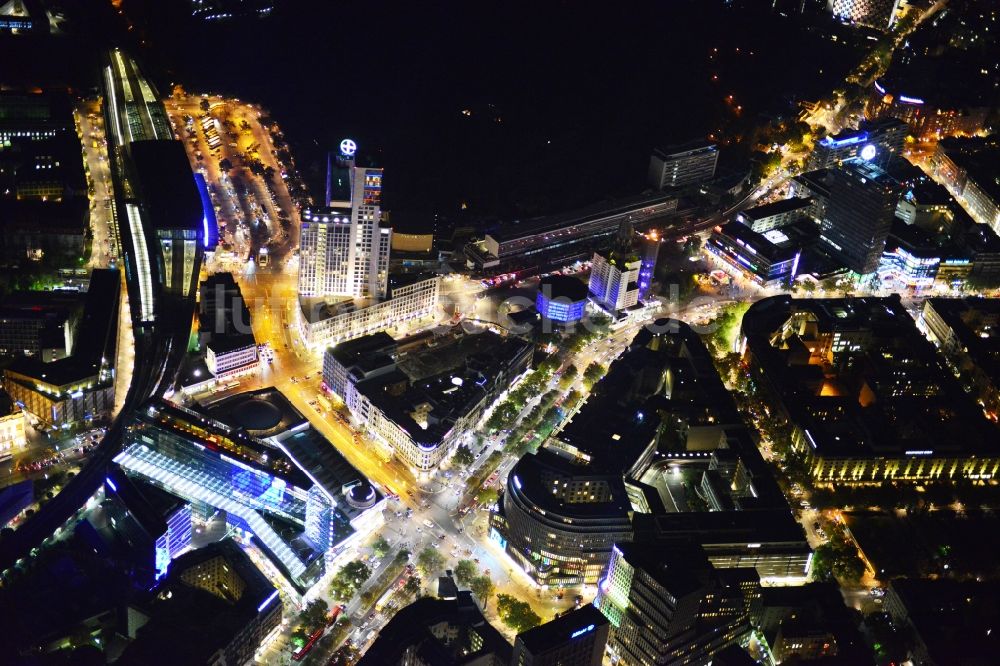 Nachtluftbild Berlin - Nachtluftbild von illuminierten Gebäuden in der City West am Breitscheidplatz in Berlin Charlottenburg