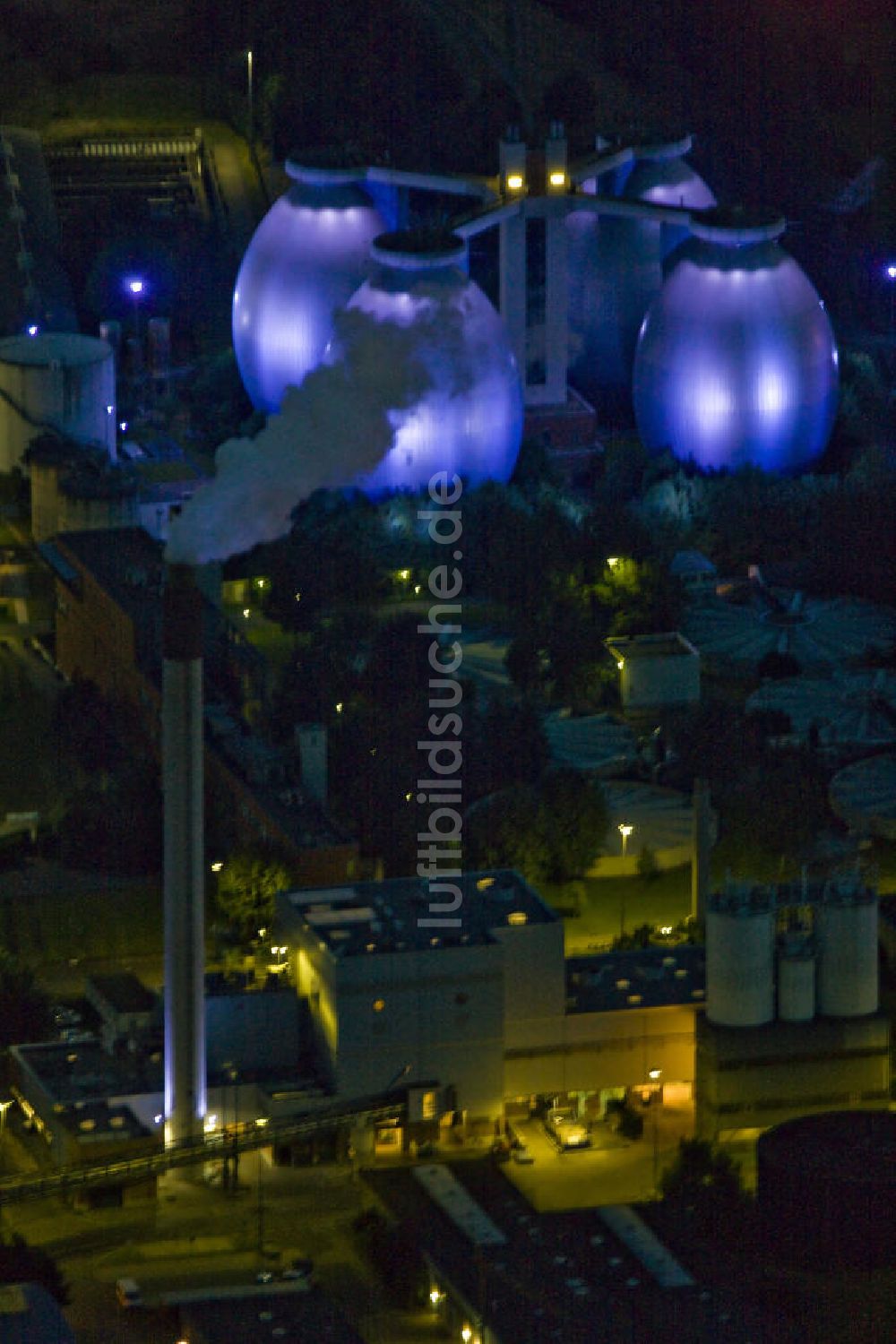 Nacht-Luftaufnahme Bottrop - Nachtluftbild von Lichtinstallationen auf dem Gelände des Emscherklaerwerk