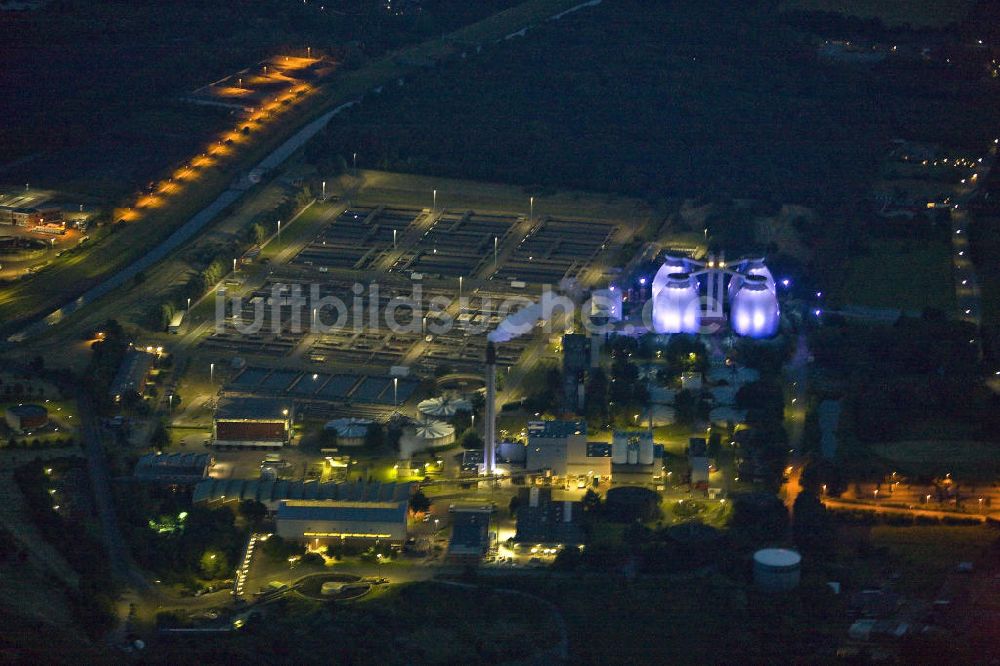 Nacht-Luftaufnahme Bottrop - Nachtluftbild von Lichtinstallationen auf dem Gelände des Emscherklaerwerk