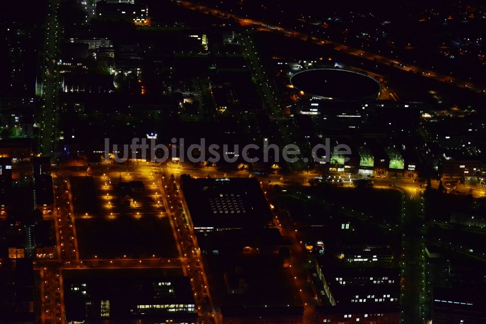 Nacht-Luftaufnahme Berlin Adlershof - Nachtluftbild von der Rudower Chausee im Ortsteil Adlershof in Berlin