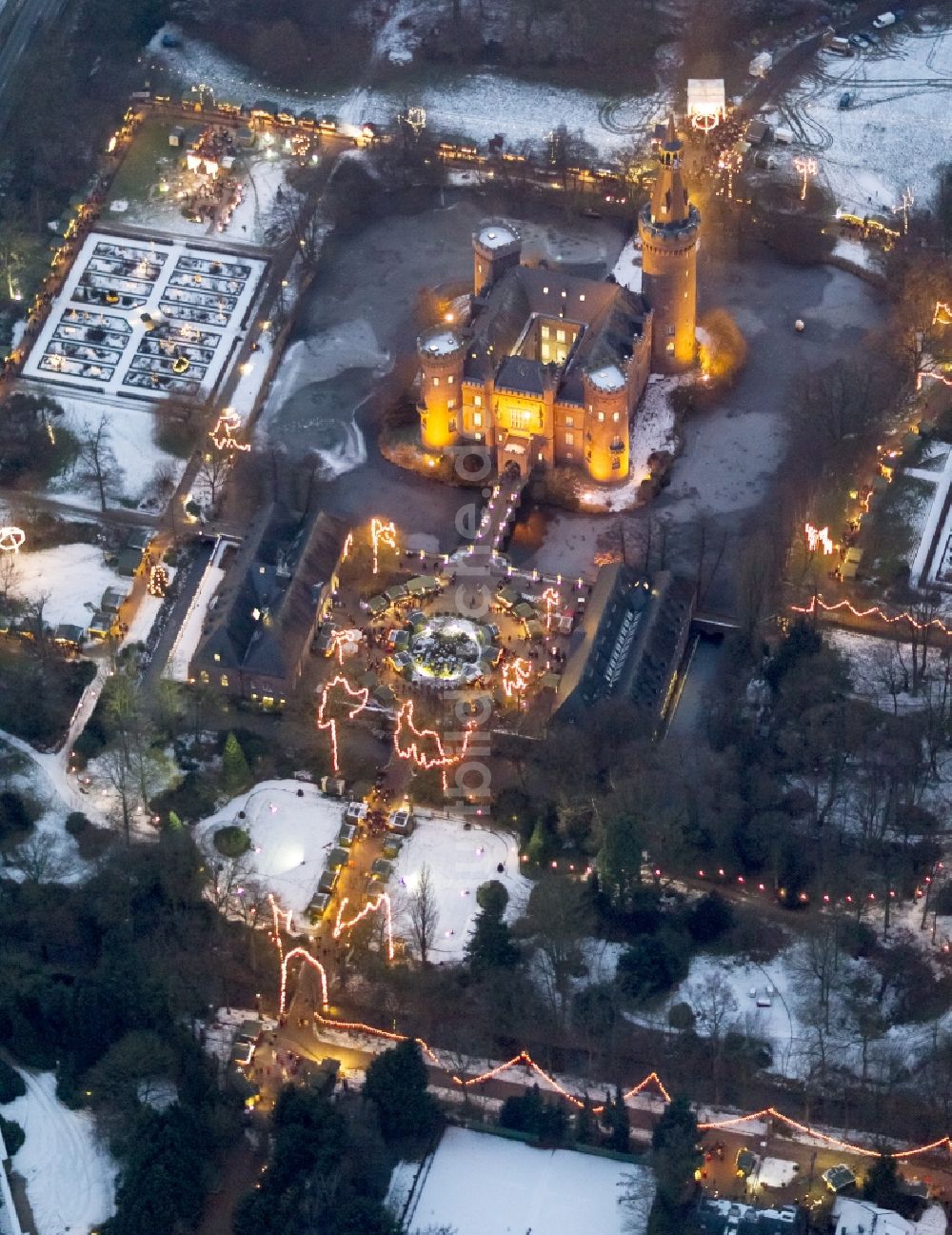 Bedburg-Hau bei Nacht von oben - Nachtluftbild Wassergraben mit Wasserschloß Schloss Moyland im Ortsteil Till-Moyland in Bedburg-Hau im Bundesland Nordrhein-Westfalen, Deutschland