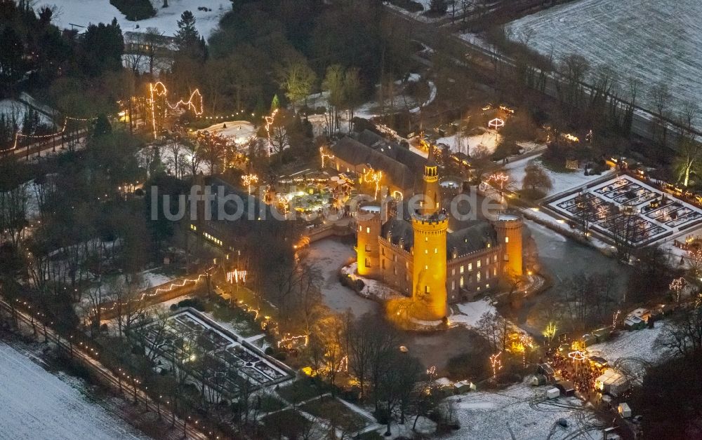 Nachtluftbild Bedburg-Hau - Nachtluftbild Wassergraben mit Wasserschloß Schloss Moyland im Ortsteil Till-Moyland in Bedburg-Hau im Bundesland Nordrhein-Westfalen, Deutschland