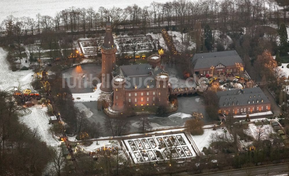 Bedburg-Hau bei Nacht aus der Vogelperspektive: Nachtluftbild Wassergraben mit Wasserschloß Schloss Moyland im Ortsteil Till-Moyland in Bedburg-Hau im Bundesland Nordrhein-Westfalen, Deutschland