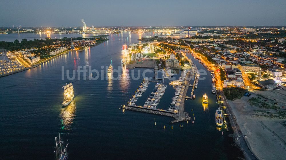 Rostock bei Nacht von oben - Nachtluftbild Wasseroberfläche entlang des Molenverlaufes an der Meeres- Küste der Ostsee im Ortsteil Warnemünde in Rostock im Bundesland Mecklenburg-Vorpommern, Deutschland