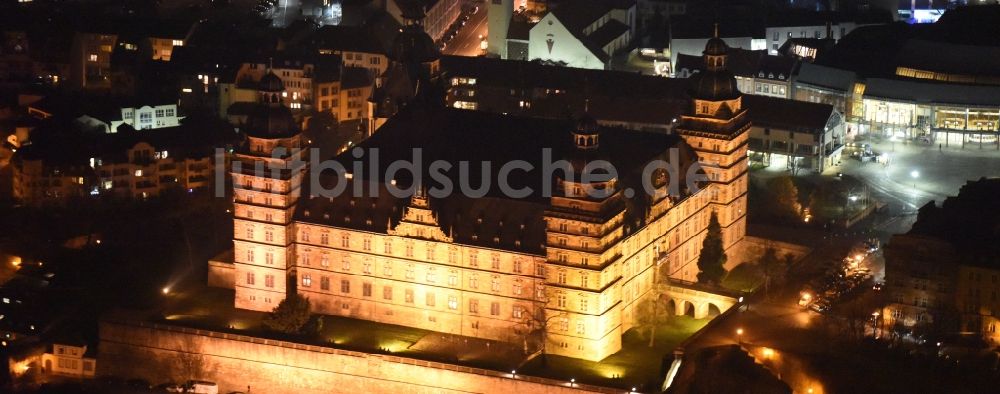 Nacht-Luftaufnahme Aschaffenburg - Nachtluftbild Wasserschloß Schloss Johannisburg in Aschaffenburg im Bundesland Bayern