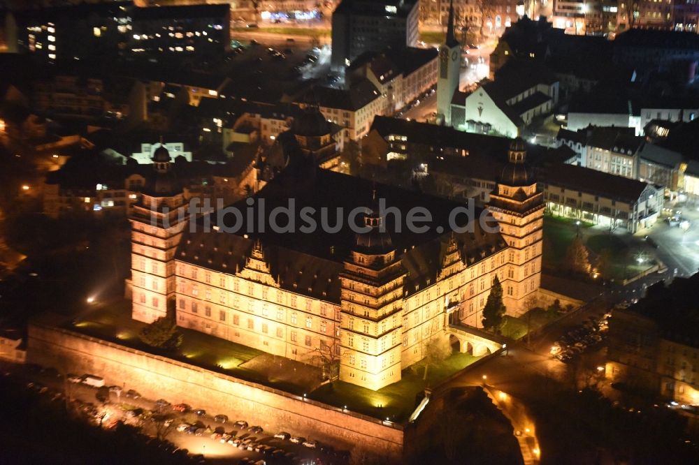 Aschaffenburg bei Nacht aus der Vogelperspektive: Nachtluftbild Wasserschloß Schloss Johannisburg in Aschaffenburg im Bundesland Bayern