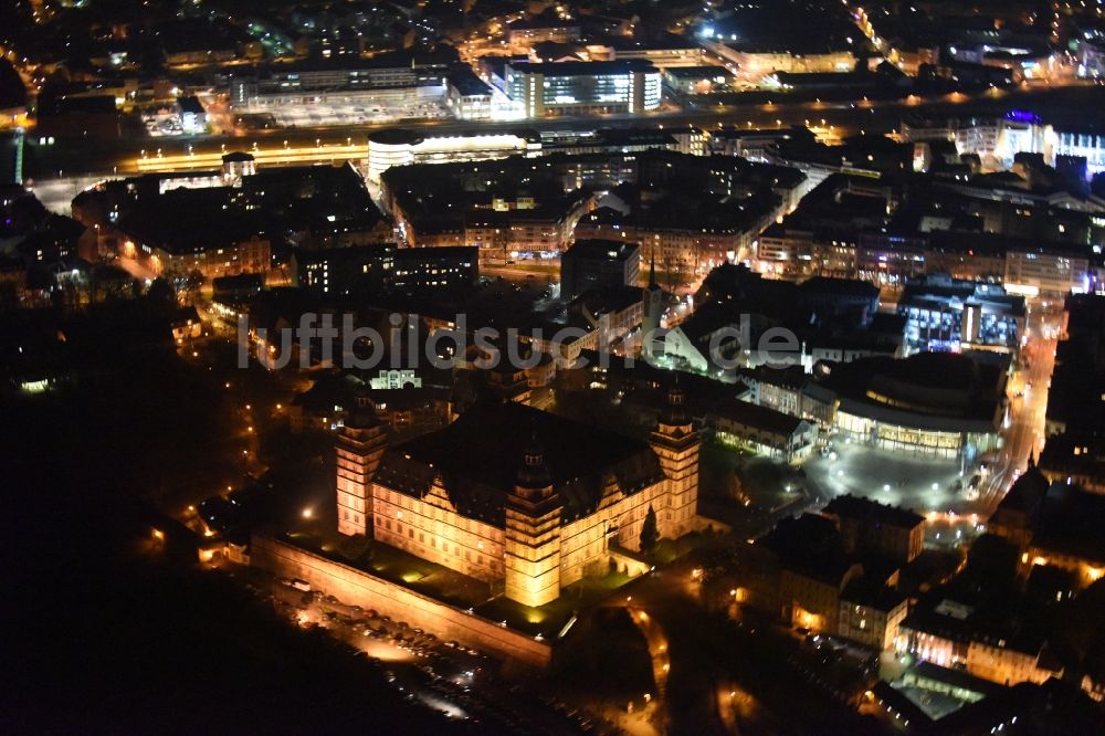 Nacht-Luftaufnahme Aschaffenburg - Nachtluftbild Wasserschloß Schloss Johannisburg in Aschaffenburg im Bundesland Bayern