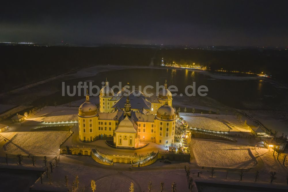 Moritzburg bei Nacht von oben - Nachtluftbild Wasserschloss und Schloßpark in Moritzburg im Bundesland Sachsen, Deutschland