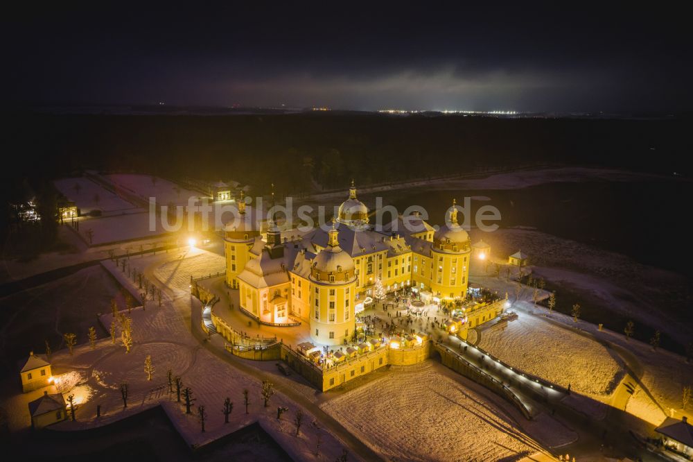 Moritzburg bei Nacht aus der Vogelperspektive: Nachtluftbild Wasserschloss und Schloßpark in Moritzburg im Bundesland Sachsen, Deutschland