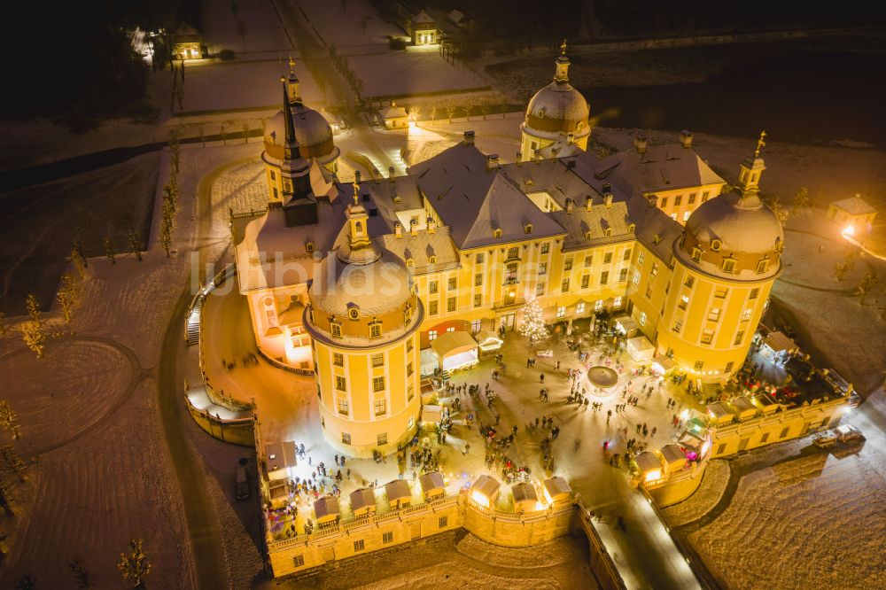 Nacht-Luftaufnahme Moritzburg - Nachtluftbild Wasserschloss und Schloßpark in Moritzburg im Bundesland Sachsen, Deutschland