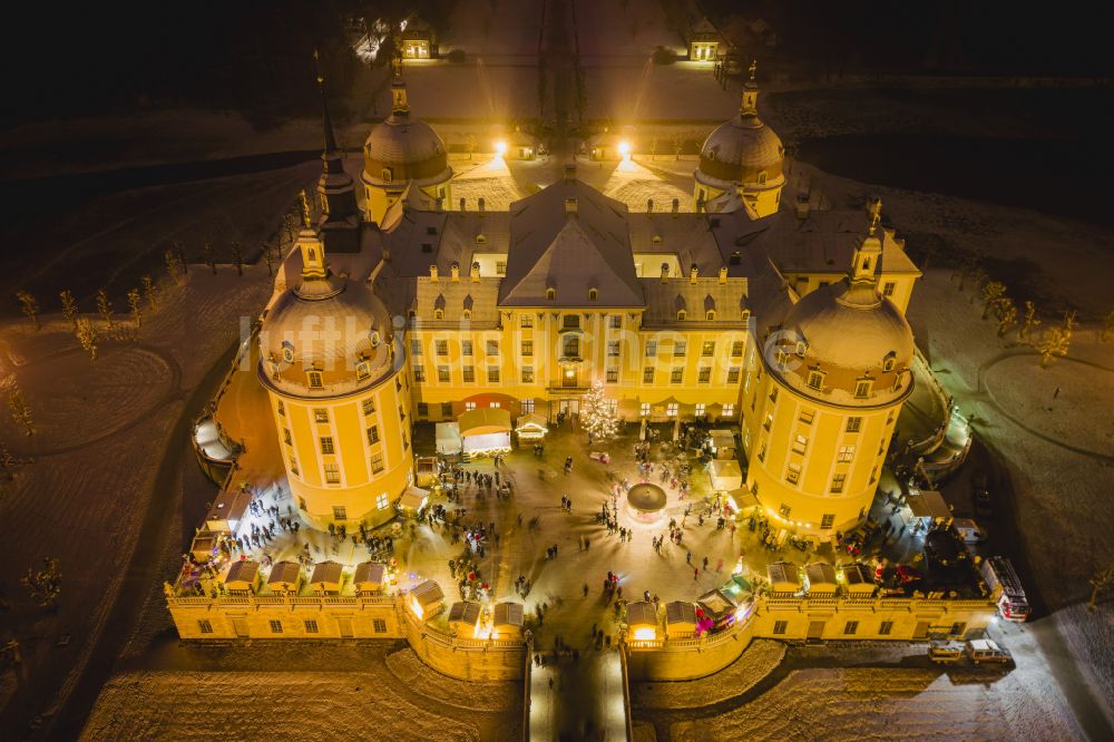 Moritzburg bei Nacht von oben - Nachtluftbild Wasserschloss und Schloßpark in Moritzburg im Bundesland Sachsen, Deutschland