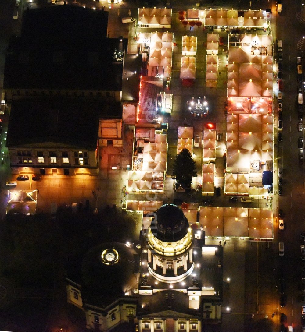 Berlin bei Nacht von oben - Nachtluftbild Weihnachtsmarkt am Gendarmenmarkt mit dem Gebäude- Ensemble Deutscher und Französischer Dom, Schauspielhaus in Berlin Mitte