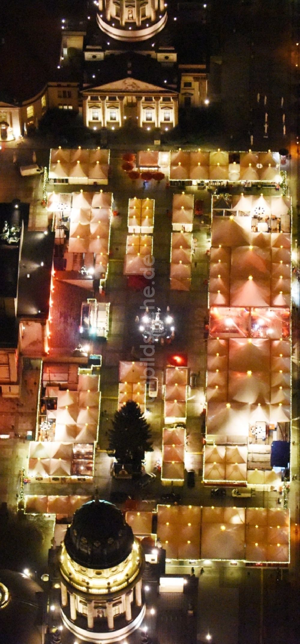 Berlin bei Nacht aus der Vogelperspektive: Nachtluftbild Weihnachtsmarkt am Gendarmenmarkt mit dem Gebäude- Ensemble Deutscher und Französischer Dom, Schauspielhaus in Berlin Mitte