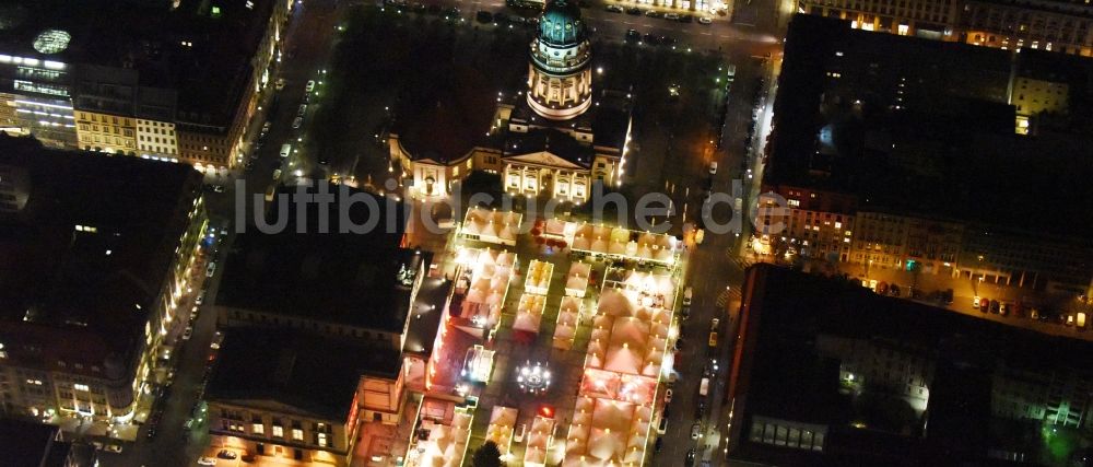 Nachtluftbild Berlin - Nachtluftbild Weihnachtsmarkt am Gendarmenmarkt mit dem Gebäude- Ensemble Deutscher und Französischer Dom, Schauspielhaus in Berlin Mitte