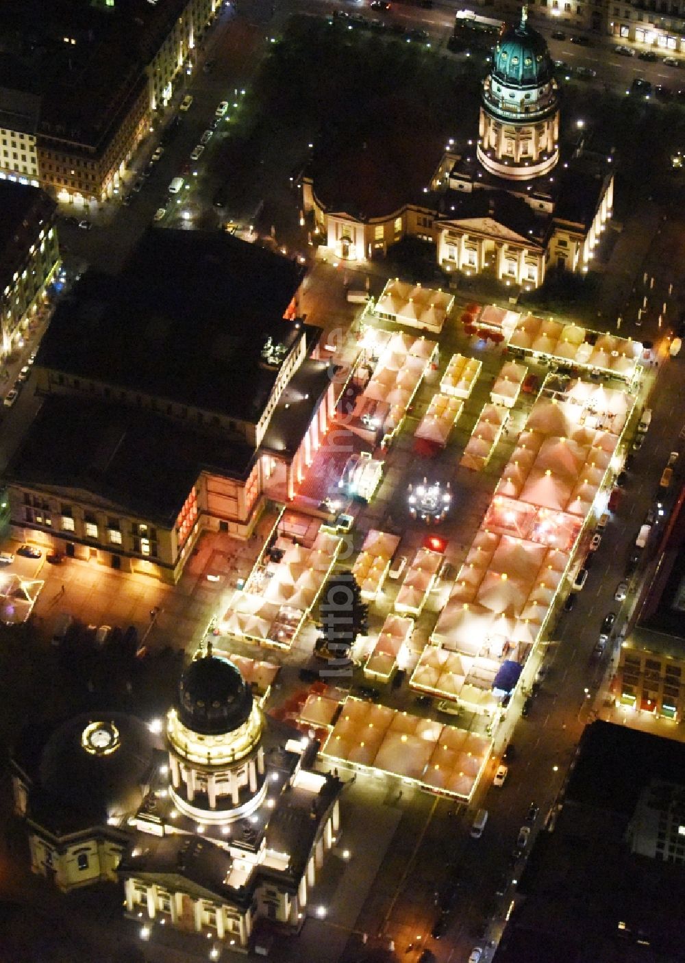 Nacht-Luftaufnahme Berlin - Nachtluftbild Weihnachtsmarkt am Gendarmenmarkt mit dem Gebäude- Ensemble Deutscher und Französischer Dom, Schauspielhaus in Berlin Mitte