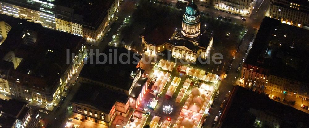 Berlin bei Nacht von oben - Nachtluftbild Weihnachtsmarkt am Gendarmenmarkt mit dem Gebäude- Ensemble Deutscher und Französischer Dom, Schauspielhaus in Berlin Mitte