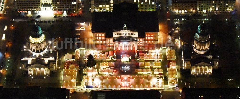 Berlin bei Nacht aus der Vogelperspektive: Nachtluftbild Weihnachtsmarkt am Gendarmenmarkt mit dem Gebäude- Ensemble Deutscher und Französischer Dom, Schauspielhaus in Berlin Mitte