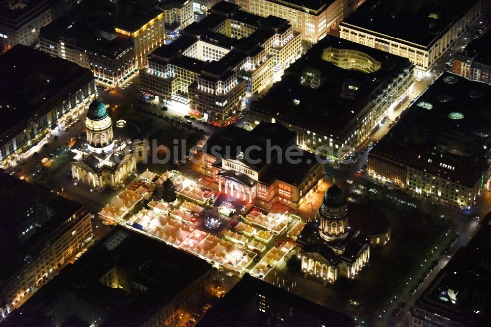 Nachtluftbild Berlin - Nachtluftbild Weihnachtsmarkt am Gendarmenmarkt mit dem Gebäude- Ensemble Deutscher und Französischer Dom, Schauspielhaus in Berlin Mitte