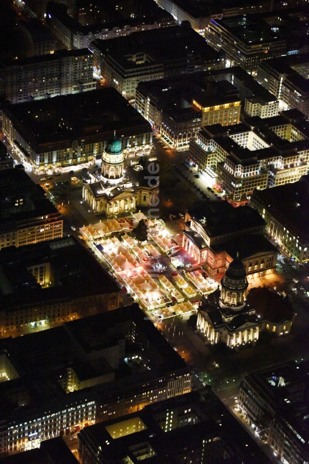 Nacht-Luftaufnahme Berlin - Nachtluftbild Weihnachtsmarkt am Gendarmenmarkt mit dem Gebäude- Ensemble Deutscher und Französischer Dom, Schauspielhaus in Berlin Mitte