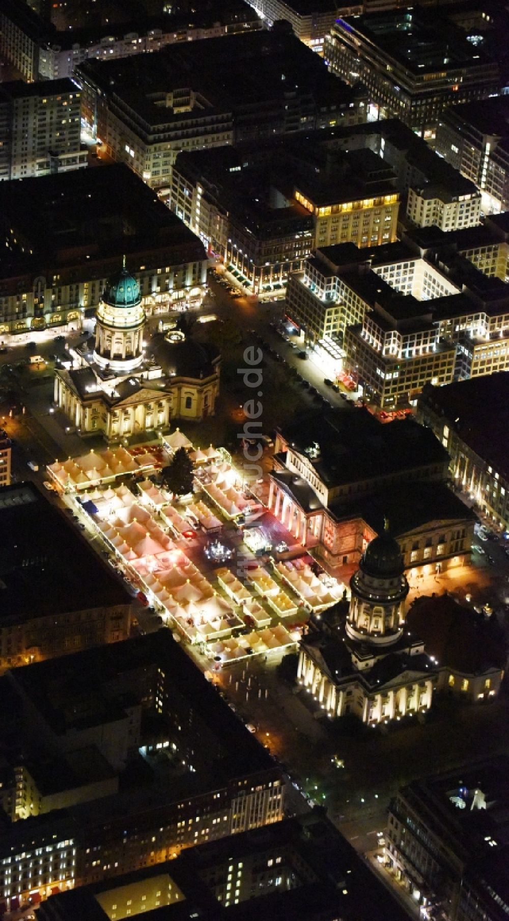 Berlin bei Nacht von oben - Nachtluftbild Weihnachtsmarkt am Gendarmenmarkt mit dem Gebäude- Ensemble Deutscher und Französischer Dom, Schauspielhaus in Berlin Mitte