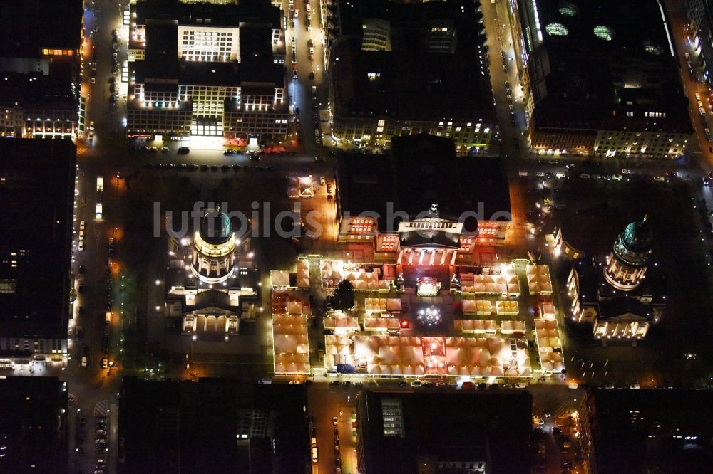 Berlin bei Nacht aus der Vogelperspektive: Nachtluftbild Weihnachtsmarkt am Gendarmenmarkt mit dem Gebäude- Ensemble Deutscher und Französischer Dom, Schauspielhaus in Berlin Mitte