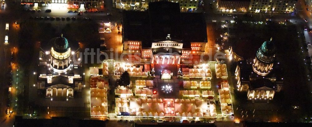 Nachtluftbild Berlin - Nachtluftbild Weihnachtsmarkt am Gendarmenmarkt mit dem Gebäude- Ensemble Deutscher und Französischer Dom, Schauspielhaus in Berlin Mitte