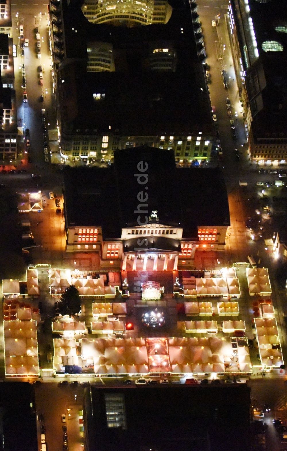 Nacht-Luftaufnahme Berlin - Nachtluftbild Weihnachtsmarkt am Gendarmenmarkt mit dem Gebäude- Ensemble Deutscher und Französischer Dom, Schauspielhaus in Berlin Mitte