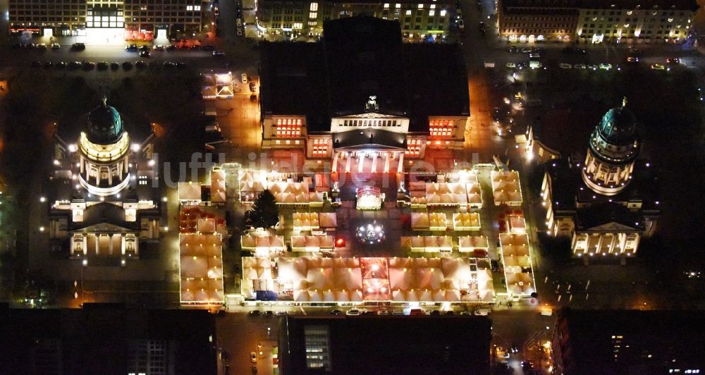 Berlin bei Nacht von oben - Nachtluftbild Weihnachtsmarkt am Gendarmenmarkt mit dem Gebäude- Ensemble Deutscher und Französischer Dom, Schauspielhaus in Berlin Mitte