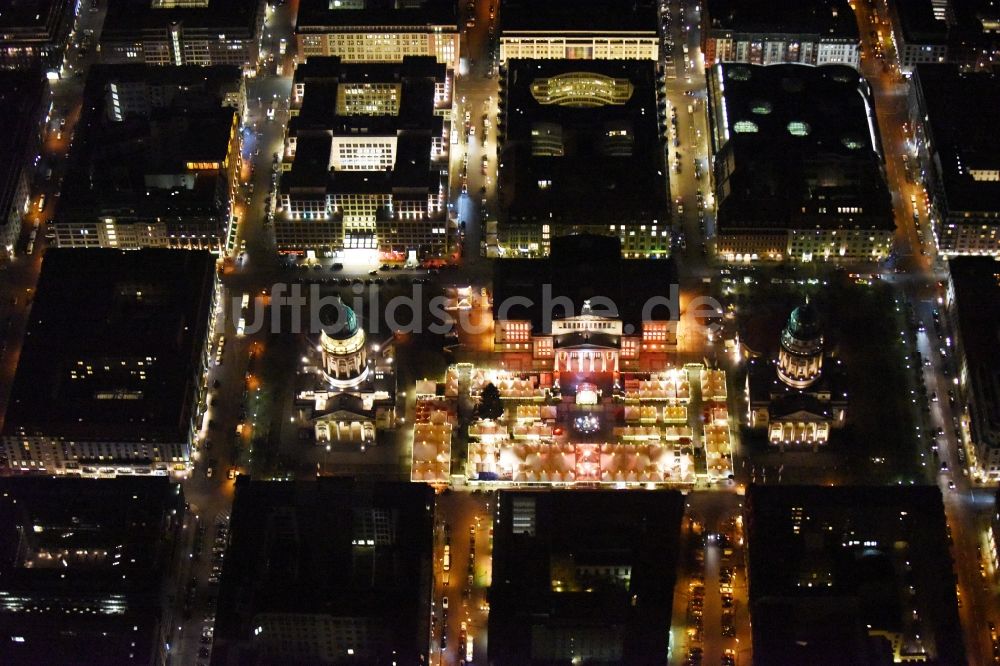 Berlin bei Nacht aus der Vogelperspektive: Nachtluftbild Weihnachtsmarkt am Gendarmenmarkt mit dem Gebäude- Ensemble Deutscher und Französischer Dom, Schauspielhaus in Berlin Mitte