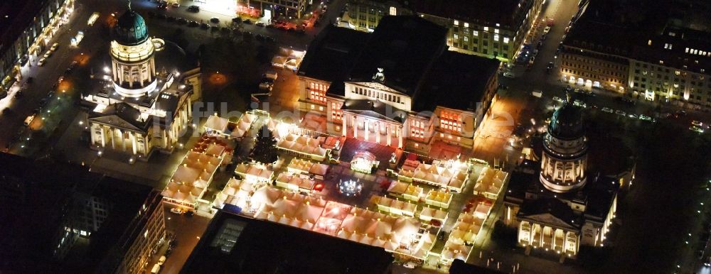 Nachtluftbild Berlin - Nachtluftbild Weihnachtsmarkt am Gendarmenmarkt mit dem Gebäude- Ensemble Deutscher und Französischer Dom, Schauspielhaus in Berlin Mitte