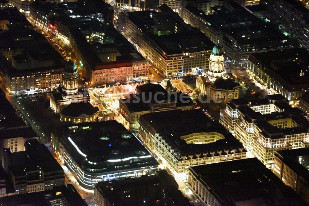 Nacht-Luftaufnahme Berlin - Nachtluftbild Weihnachtsmarkt am Gendarmenmarkt mit dem Gebäude- Ensemble Deutscher und Französischer Dom, Schauspielhaus in Berlin Mitte