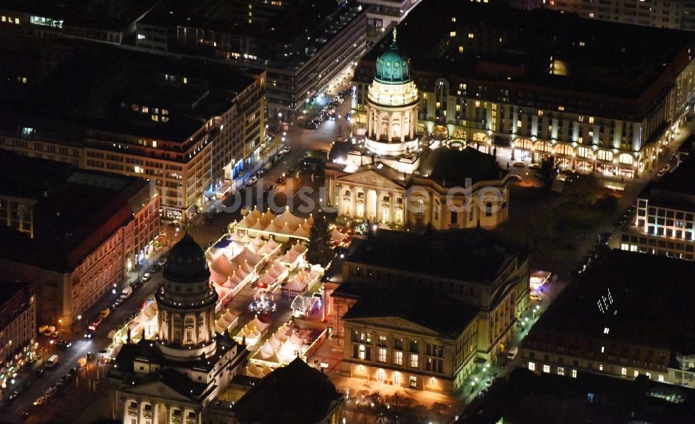 Berlin bei Nacht aus der Vogelperspektive: Nachtluftbild Weihnachtsmarkt am Gendarmenmarkt mit dem Gebäude- Ensemble Deutscher und Französischer Dom, Schauspielhaus in Berlin Mitte