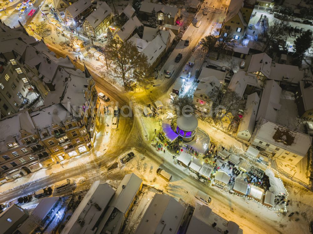 Dresden bei Nacht von oben - Nachtluftbild Weihnachtsmarkt am Körnerplatz in Dresden im Bundesland Sachsen, Deutschland